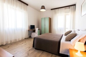 Desk, free WiFi, bed sheets - Hotel Antagos (Montesilvano)