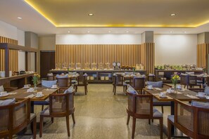 Petit déjeuner buffet (150000 IDR par personne)