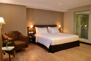 Suite | Minibar, caja de seguridad en la habitación y escritorio