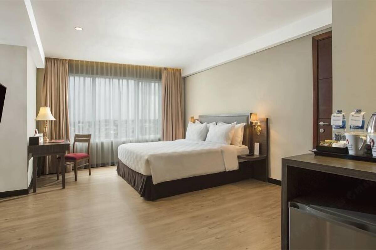 Minibar, in-room safe, desk, iron/ironing board (on request)