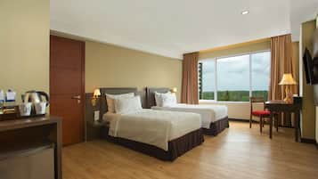 Grand Twin Room | Minibar, in-room safe, desk, iron/ironing board