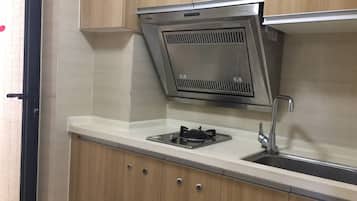 Loft económico, 2 habitaciones | Cocina privada | Refrigerador, parrilla de estufa y comedor