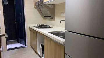 Dúplex Deluxe | Cocina privada | Frigorífico, placa de cocina y mesa de comedor