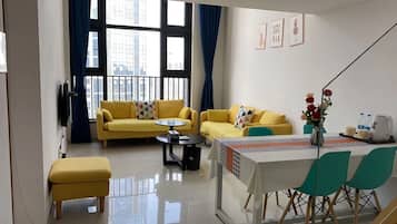 Business Duplex, 2 Bedrooms, City View | Living room