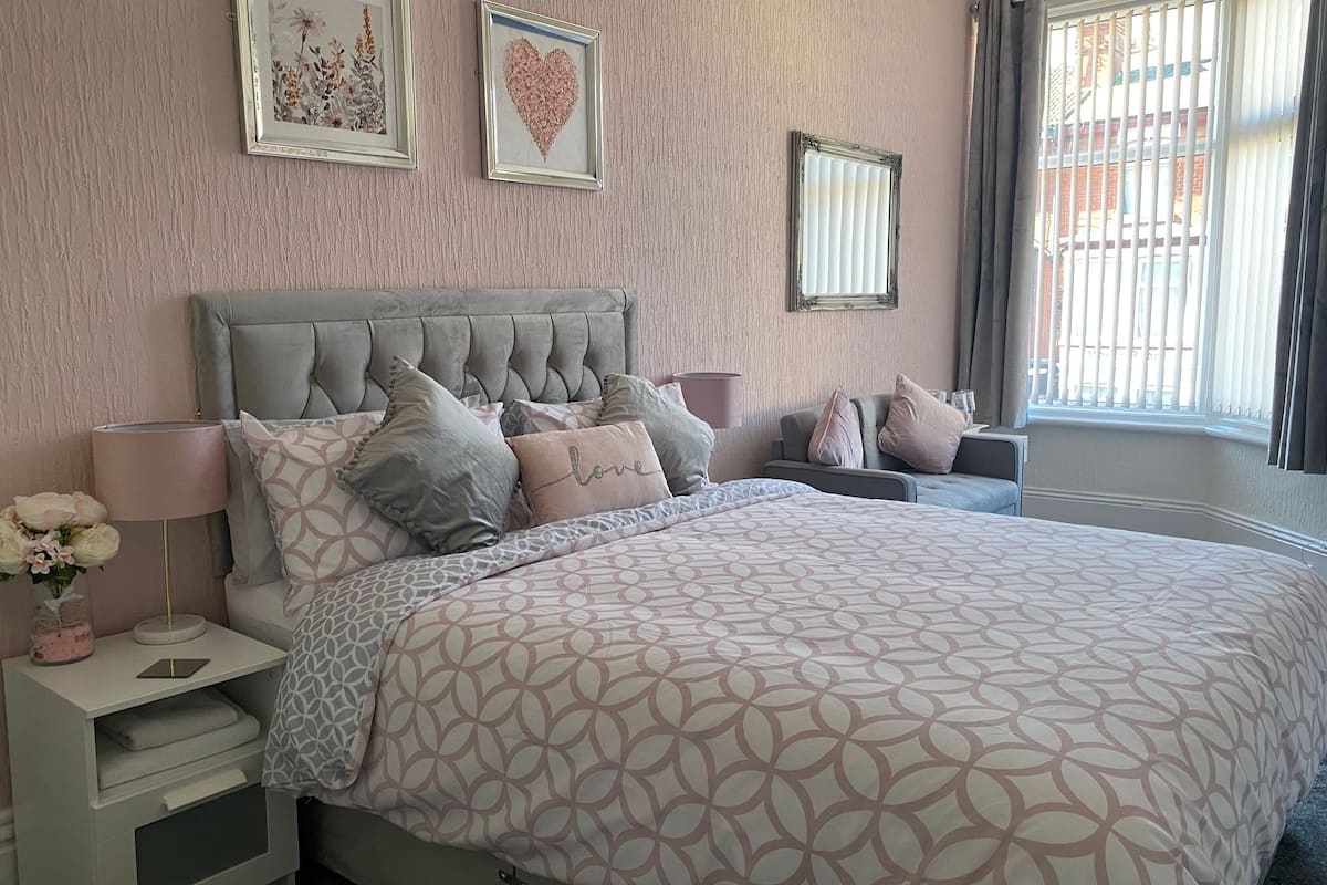 double room, ensuite (deluxe) | 1 bedroom, soundproofing, free wifi, bed sheets