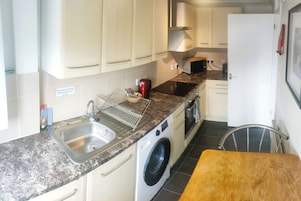 Business apartman, több hálószobával | Privát konyha | Kávé-/teafőző, nagyméretű hűtő/fagyasztó, mikrohullámú sütő és sütő