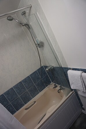Business Apartment, Multiple Bedrooms | Bathroom | Combined shower/tub, free toiletries, towels - Holt Apartment (Bristol)