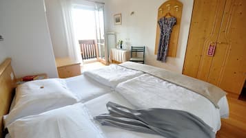 Habitación doble, balcón, vista al valle | Escritorio, camas extra, wifi gratis y ropa de cama