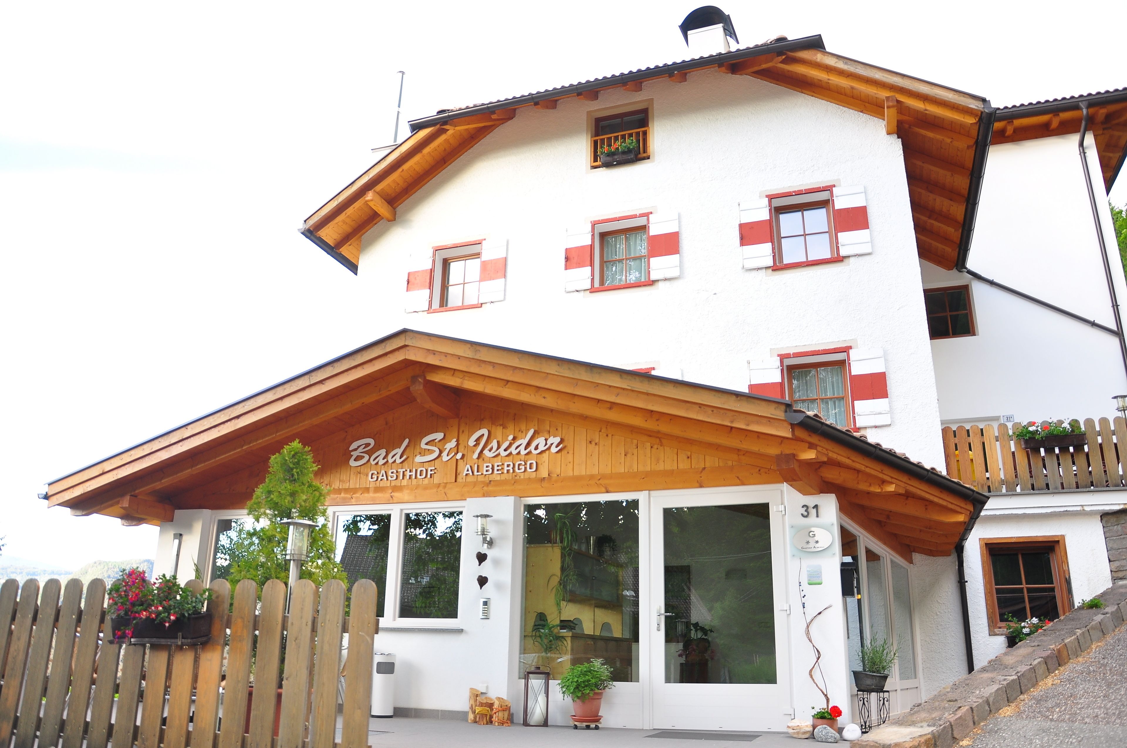 A building with a sign reading "Bad St. Isidor Gasthof Alberg".