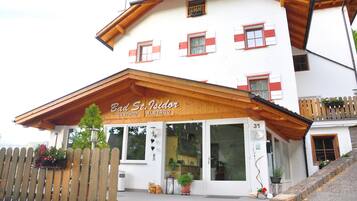 A building with a sign reading "Bad St. Isidor Gasthof Alberg".