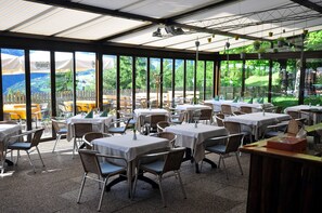 Sudah termasuk sarapan prasmanan setiap hari