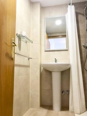 Shower, towels - Hostal Casa Torrent (Canet de Mar)