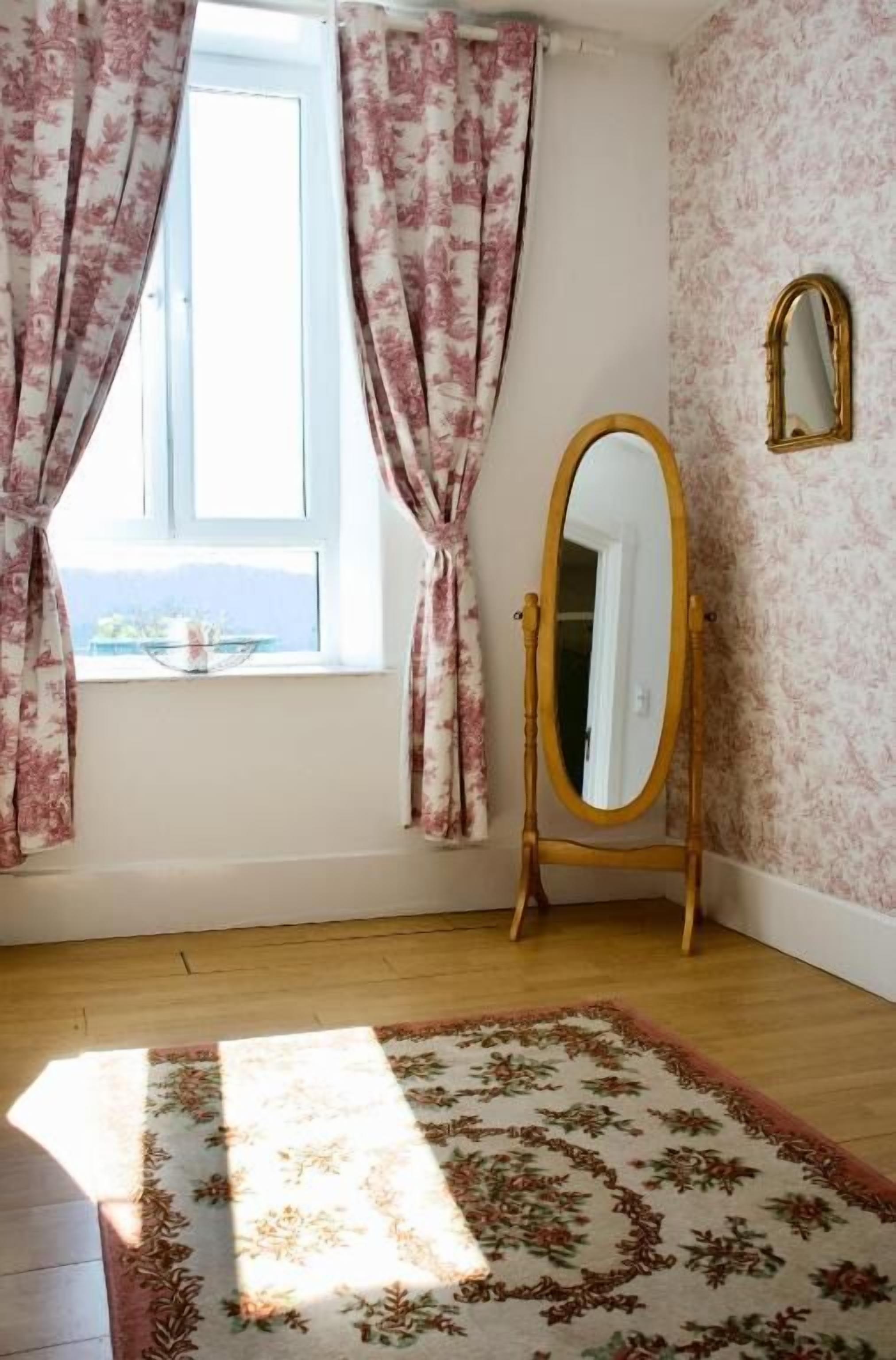 Comfort Room | Free WiFi