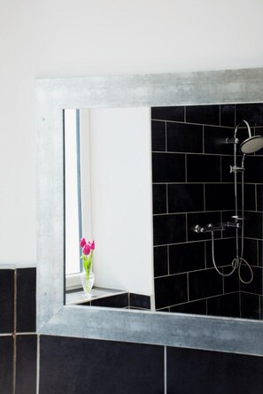 Deluxe Room, Garden View | Bathroom