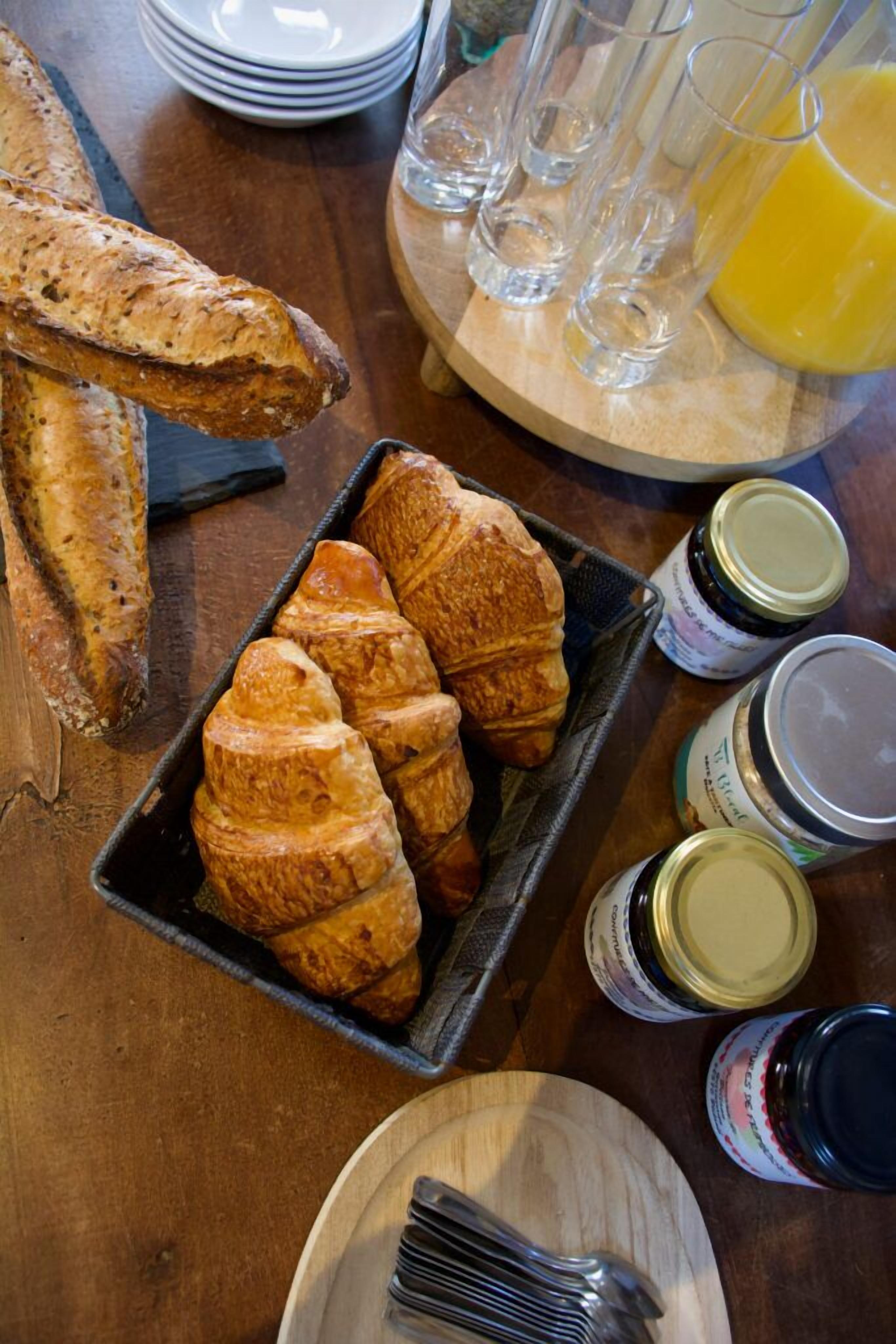 Petit déjeuner continental (10 EUR par personne)