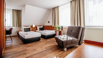 Classic-Dreibettzimmer, 1 Schlafzimmer, Nichtraucher | Allergikerbettwaren, Zimmersafe, Schreibtisch, kostenloses WLAN