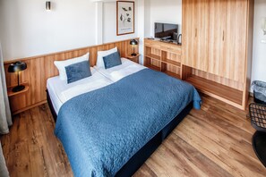 Ropa de cama hipoalergénica y caja de seguridad en la habitación 