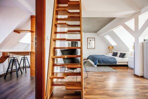 Ropa de cama hipoalergénica y caja de seguridad en la habitación 