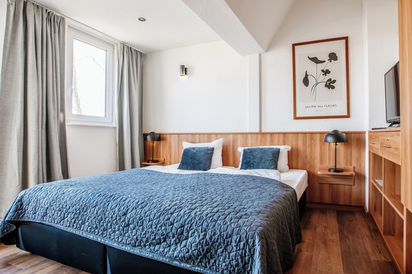 Hypo-allergenic bedding, in-room safe, desk, free WiFi