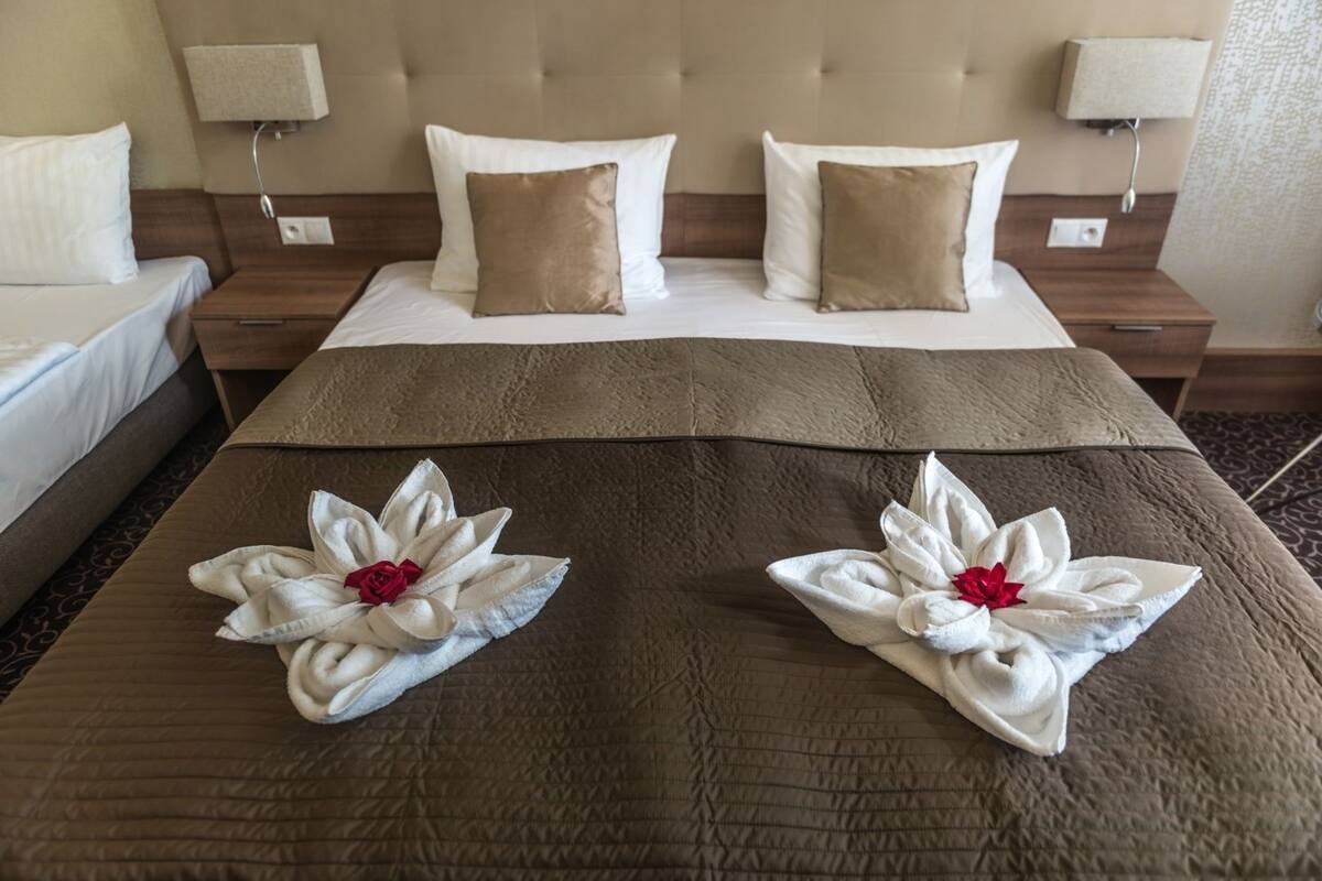 Quarto triplo conforto | Frigobar, cofres nos quartos, escrivaninha