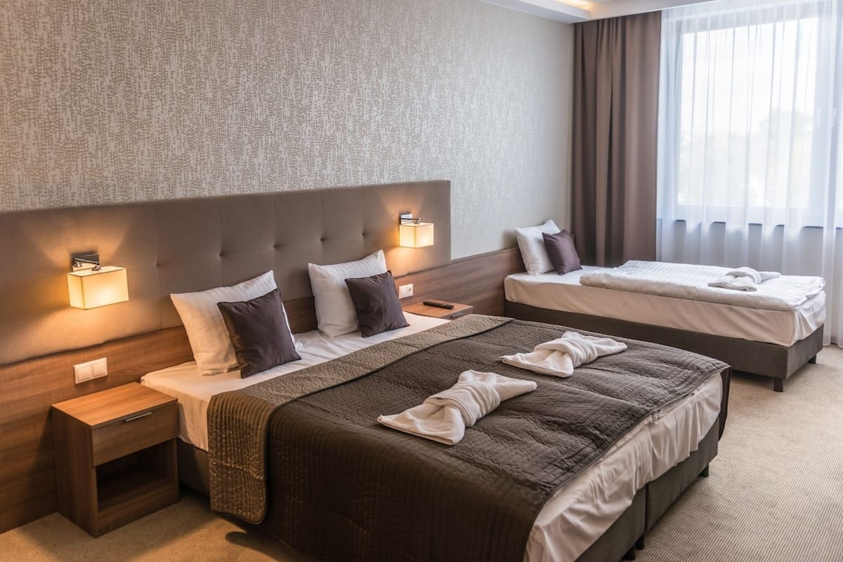 Familie suite (Twin Suite) | Een minibar, een kluis op de kamer, een bureau