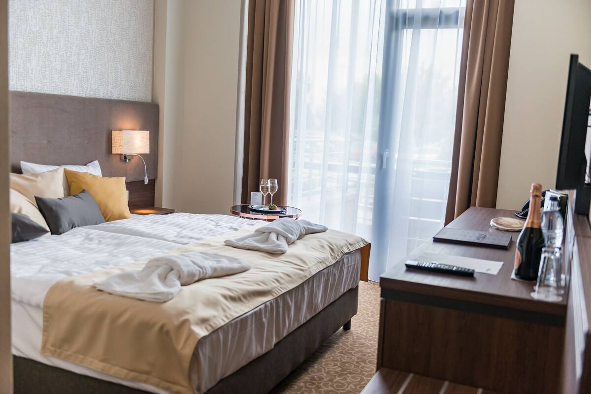 Quarto casal standard | Frigobar, cofres nos quartos, escrivaninha