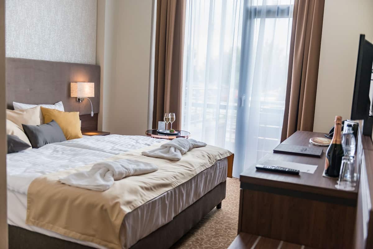 Standaard tweepersoonskamer | Een minibar, een kluis op de kamer, een bureau