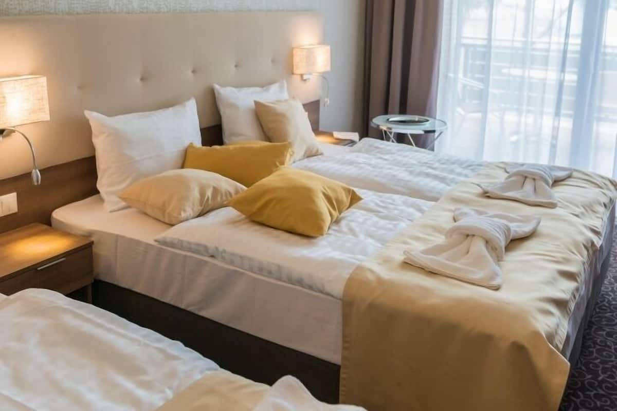 Premium driepersoonskamer | Een minibar, een kluis op de kamer, een bureau