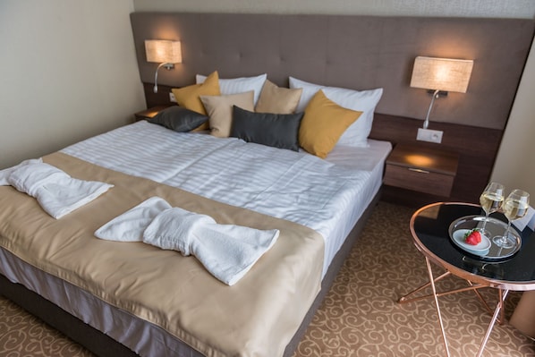 Kamar Double Standar | Minibar, brankas, meja kerja, dan setrika/meja setrika