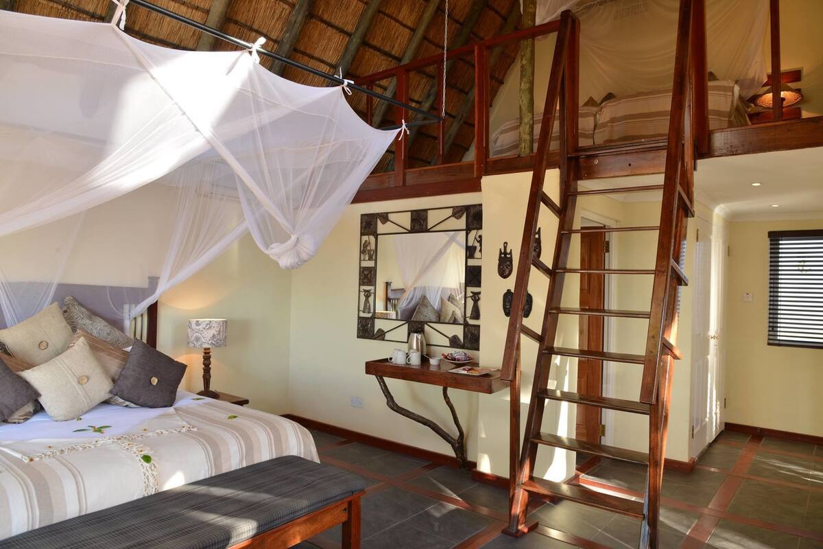 Phòng Suite dành cho gia đình | Bộ đồ giường cao cấp, két bảo mật tại phòng, bàn, bộ trải giường 