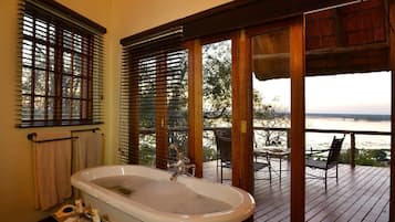 Separate tub and shower, deep soaking tub, free toiletries, hair dryer