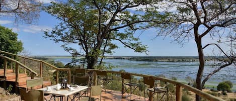 Chalet de lujo, vista al río | Terraza o patio