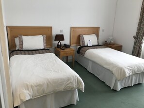 Twin Room, Ensuite | Desk, iron/ironing board, free wired Internet, bed sheets