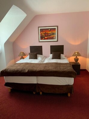 Allergitestet sengetøy, skrivebord og strykejern/-brett