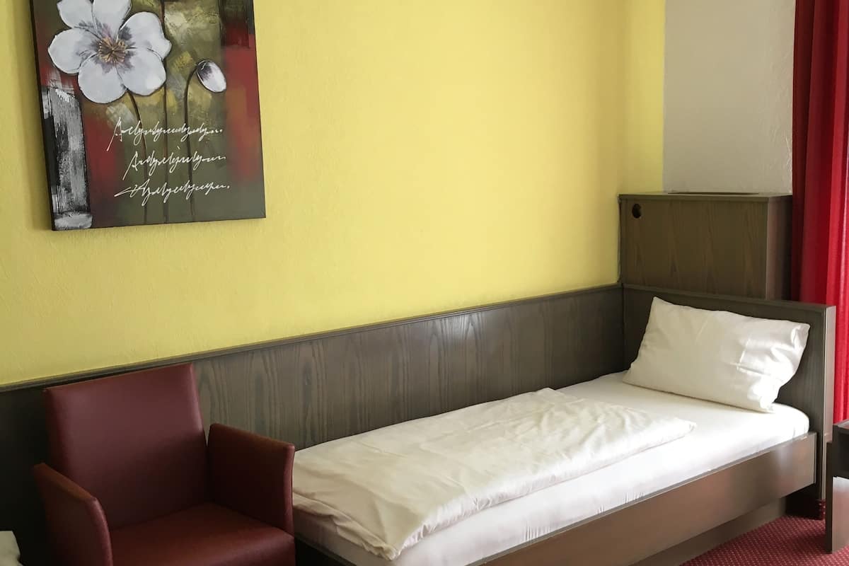 Single Room | Hypo-allergenic bedding, desk, iron/ironing board, free WiFi