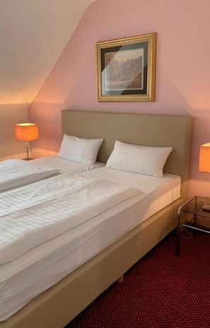Ropa de cama hipoalergénica, escritorio y tabla de planchar con plancha 