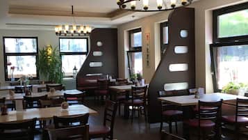 2 Restaurants; Mittagessen und Abendessen werden serviert
