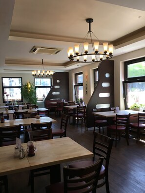 2 restauranter, lunsj og middag serveres, tyske retter