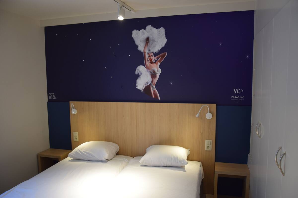 Hypo-allergenic bedding, down duvets, in-room safe, desk