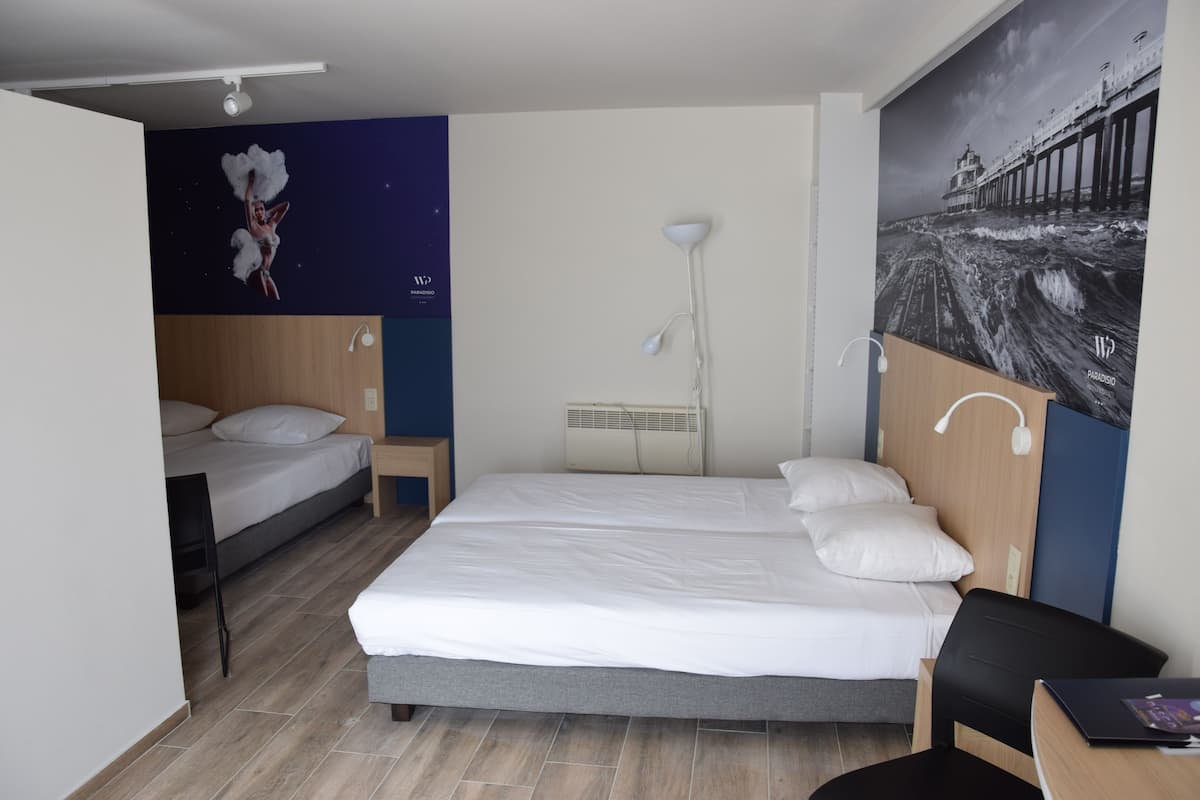 Familiekamer, 2 slaapkamers | Hypoallergeen beddengoed, donzen dekbedden, een kluis op de kamer