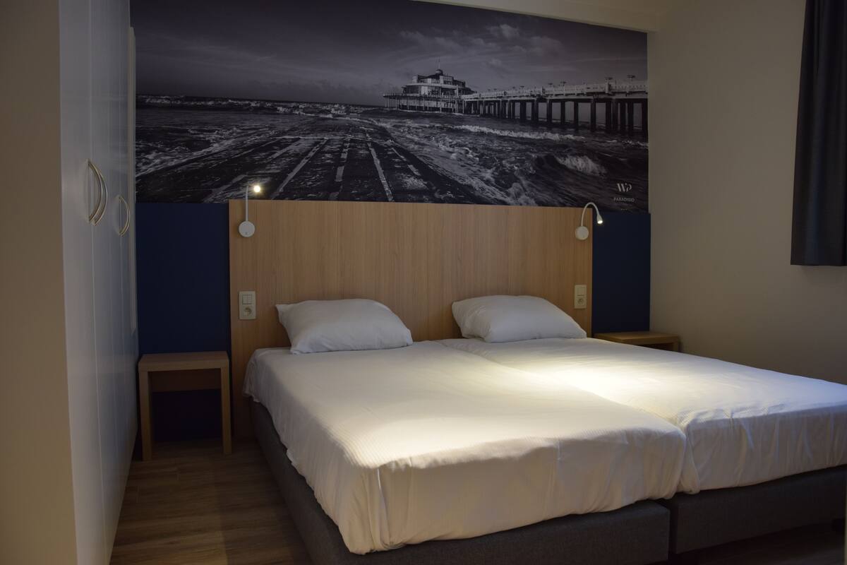 Hypo-allergenic bedding, down duvets, in-room safe, desk