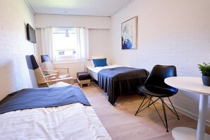 Habitació amb dos llits individuals clàssica | Wifi gratuïta i roba de llit 