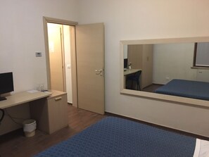 經濟雙人房 | 迷你吧、客房內保險箱、書桌、折疊床/加床