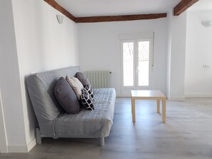 Family Room | Desk, rollaway beds, free WiFi - Pensión Casa Botes Cuenca (Cuenca)