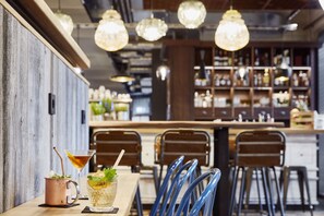 Serves breakfast and dinner - Me and All Hotel Mainz, by Hyatt (Mainz)