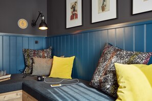 43-英寸智能电视（配备有线频道）、电视、书