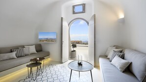 Two Bedroom Cave Suite with Outdoor Hot Tub and Panoramic View | 거실 공간 | 평면 TV