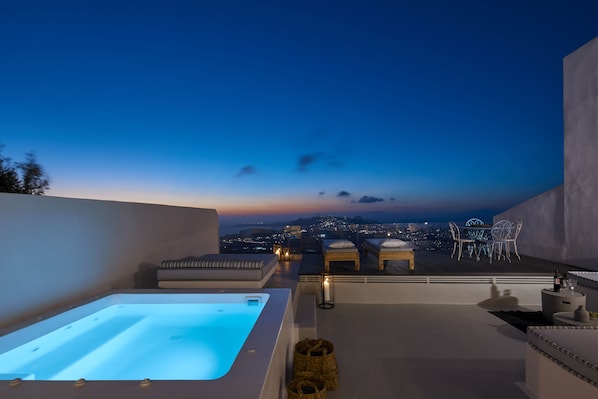 Two Bedroom Cave Suite with Outdoor Hot Tub and Panoramic View | Balcony