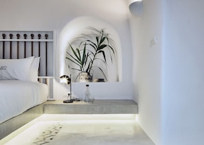 Two Bedroom Cave Suite with Outdoor Hot Tub and Panoramic View | Minibar, in-room safe, desk, soundproofing