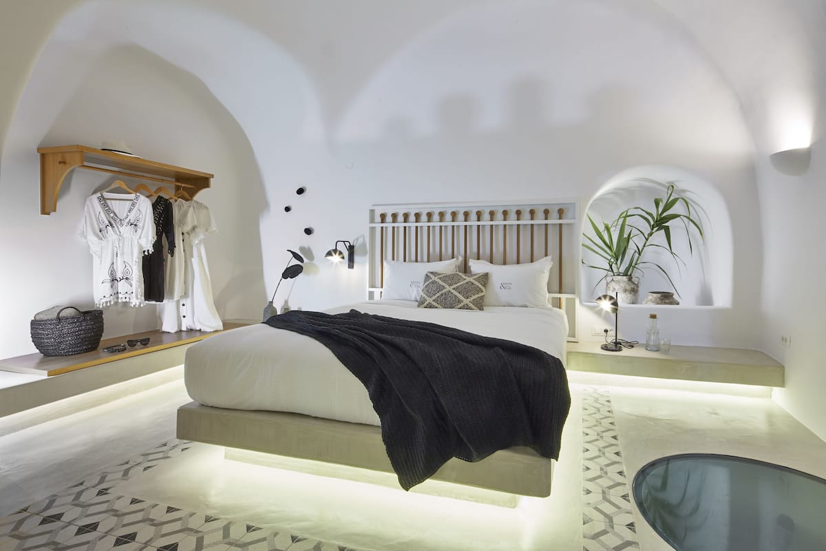 Two Bedroom Cave Suite with Outdoor Hot Tub and Panoramic View | 2 bedrooms, minibar, in-room safe, desk